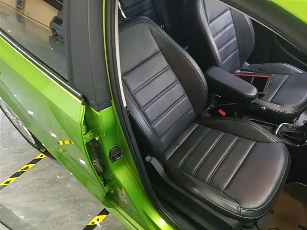 Volkswagen Polo 2014 1.6L Automatic Luxury Edition фото 25