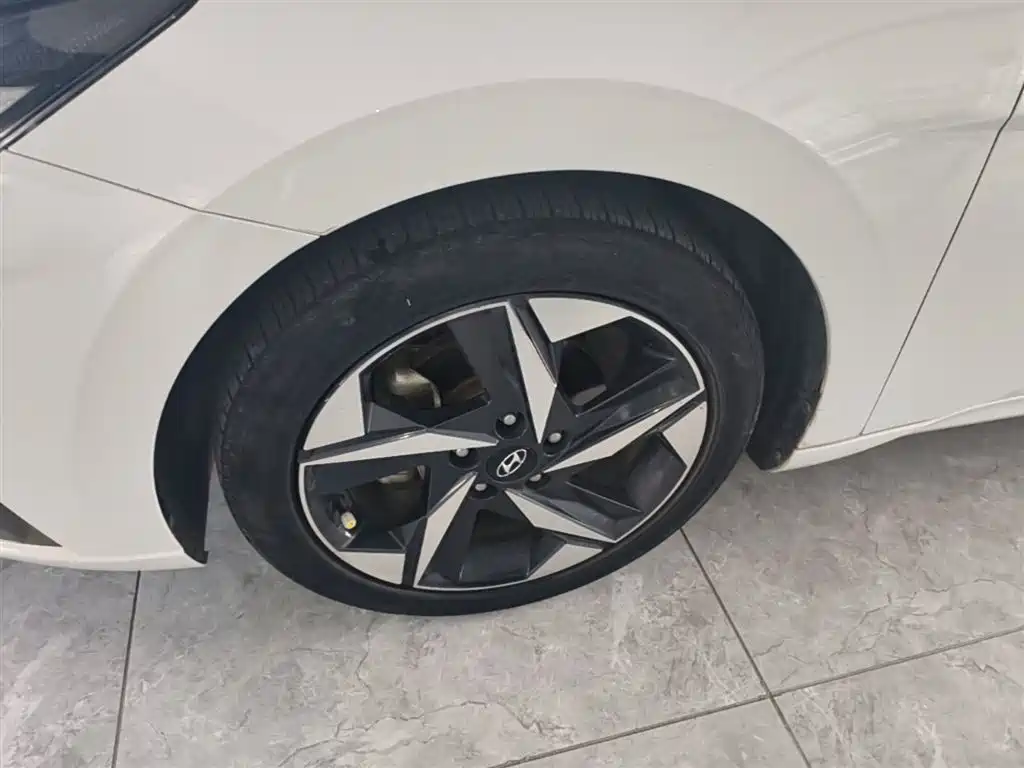 Hyundai Elantra 2022 1.5L CVT LUX Premium Edition фото 23