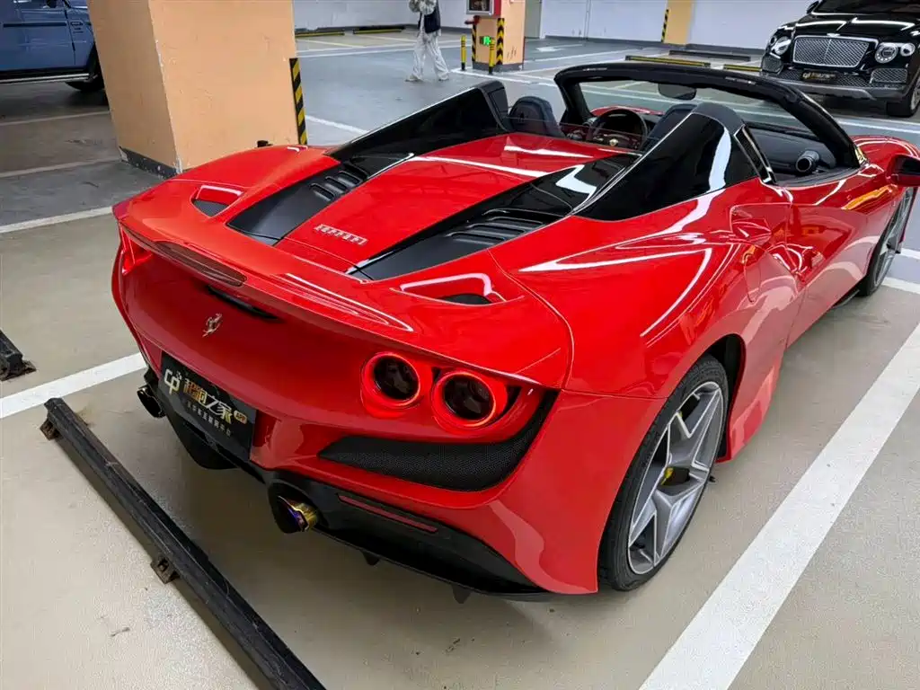 FERRARI F8
