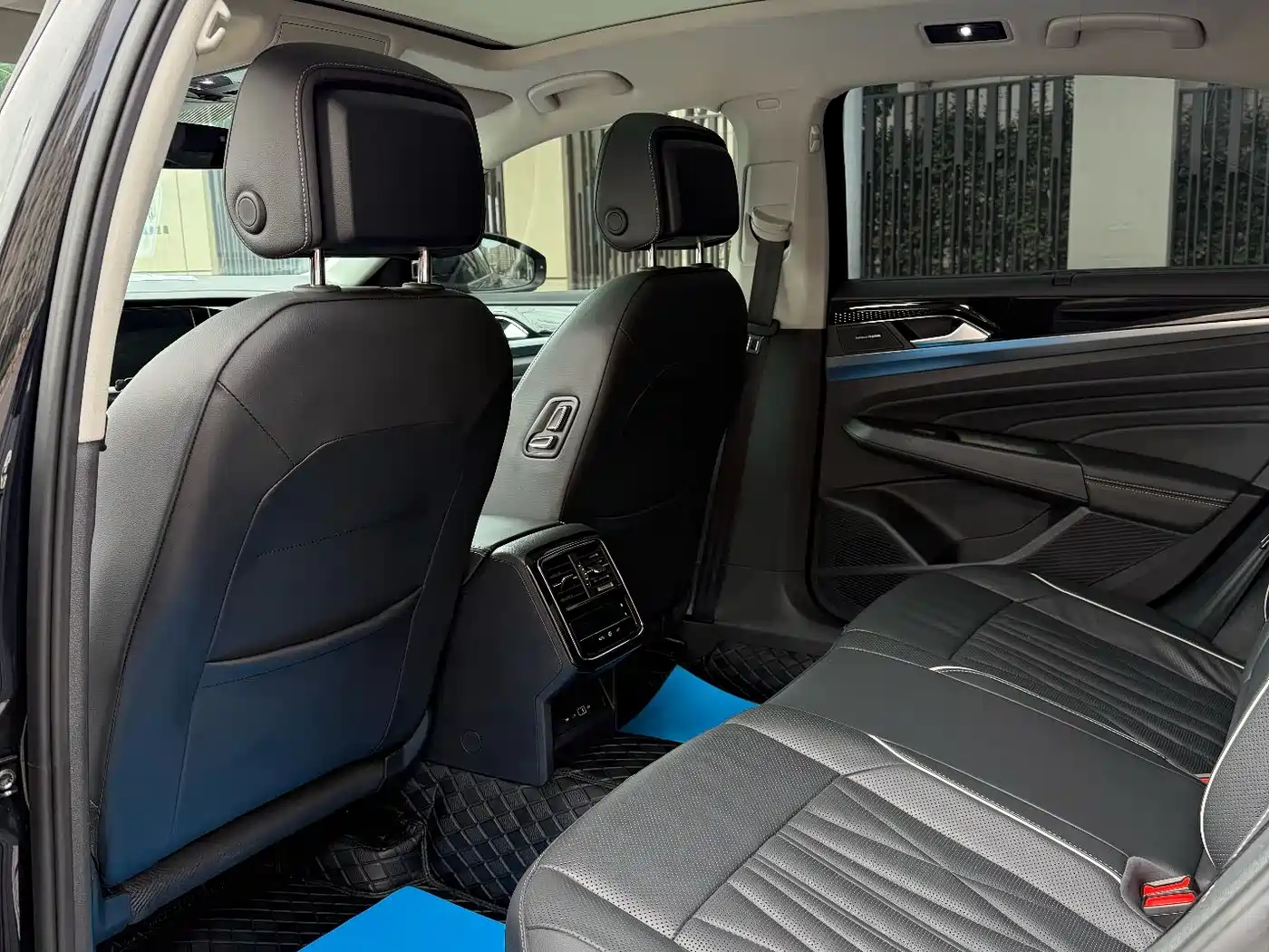 Volkswagen Passat 2023 330TSI Starlight Luxury Edition фото 5