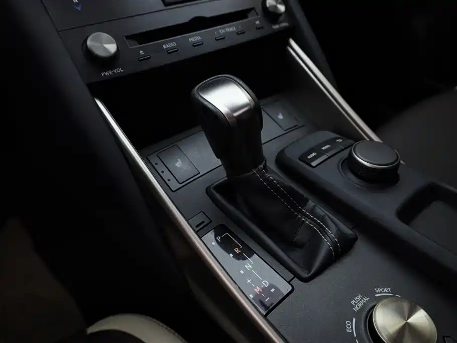 Lexus IS 2017 300 Fashion Edition фото 25