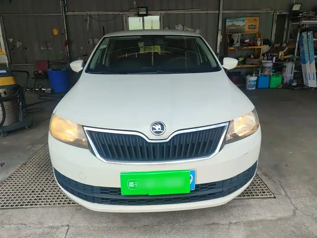 Škoda Skoda Rapid Spaceback 2016 1.6L Automatic Advance Edition фото 3