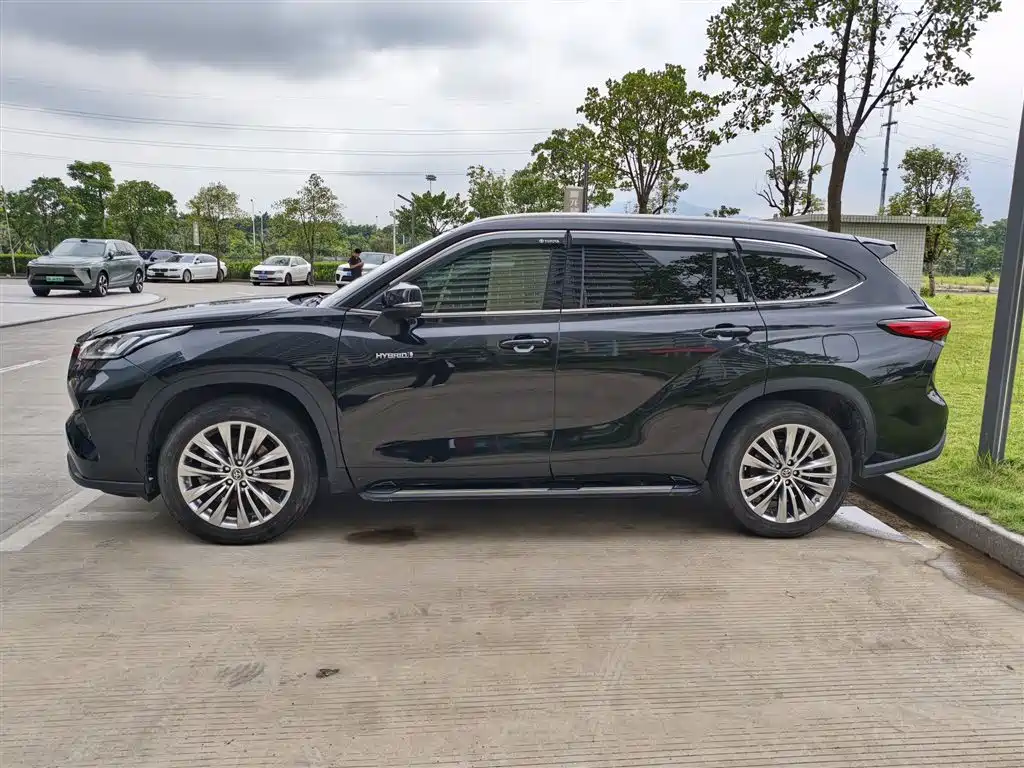 Toyota Highlander 2022 Model Dual Engine 2.5L 4WD Premium Edition 7-Seater фото 3