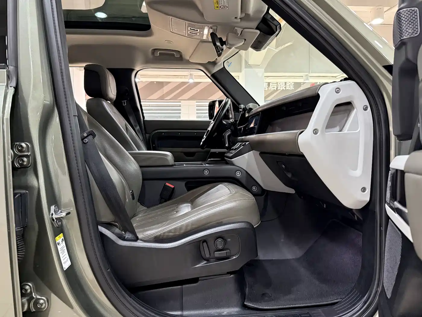 Land Rover Defender 2020 Model 110 P400 HSE фото 14
