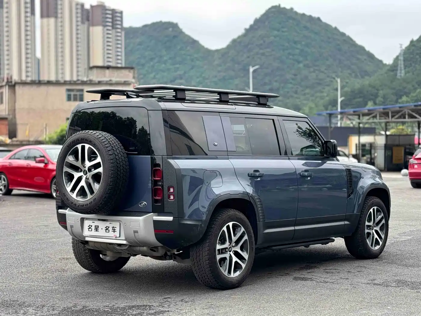 Land Rover Defender 2020 110 P400 Dark Special Edition фото 12