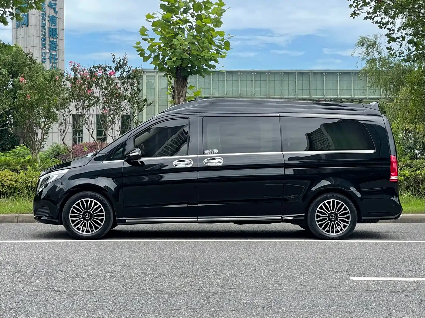 Mercedes-Benz V-Class 2017 Model V 260 L Premium Extended Edition фото 7