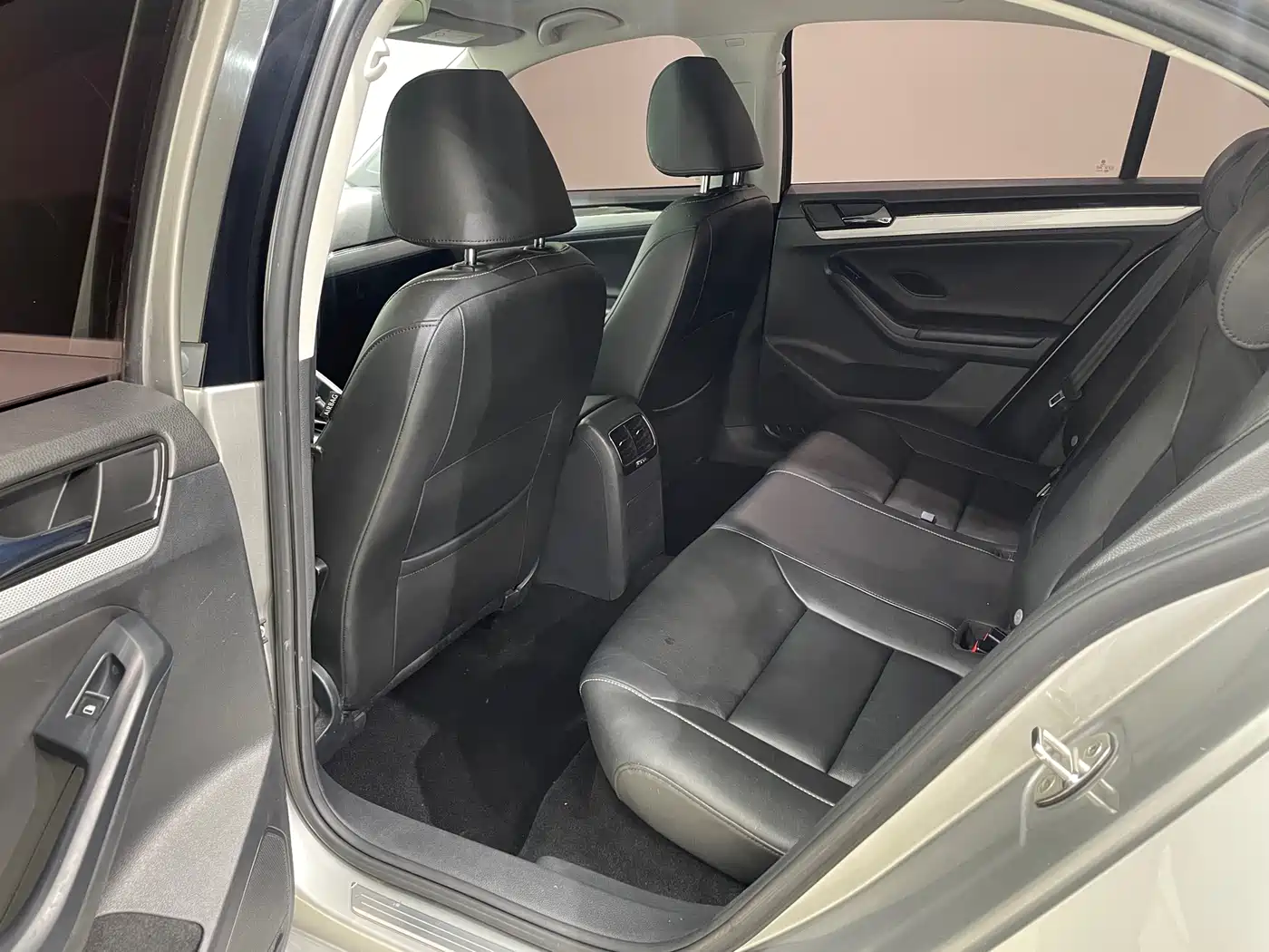 Volkswagen Sagitar 2015 1.6L Automatic Comfort фото 13