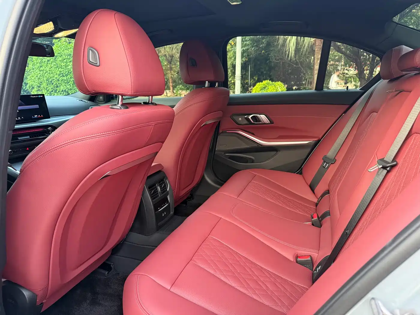 BMW 3 Series 2026 330i M Sport Shadowline Package фото 15