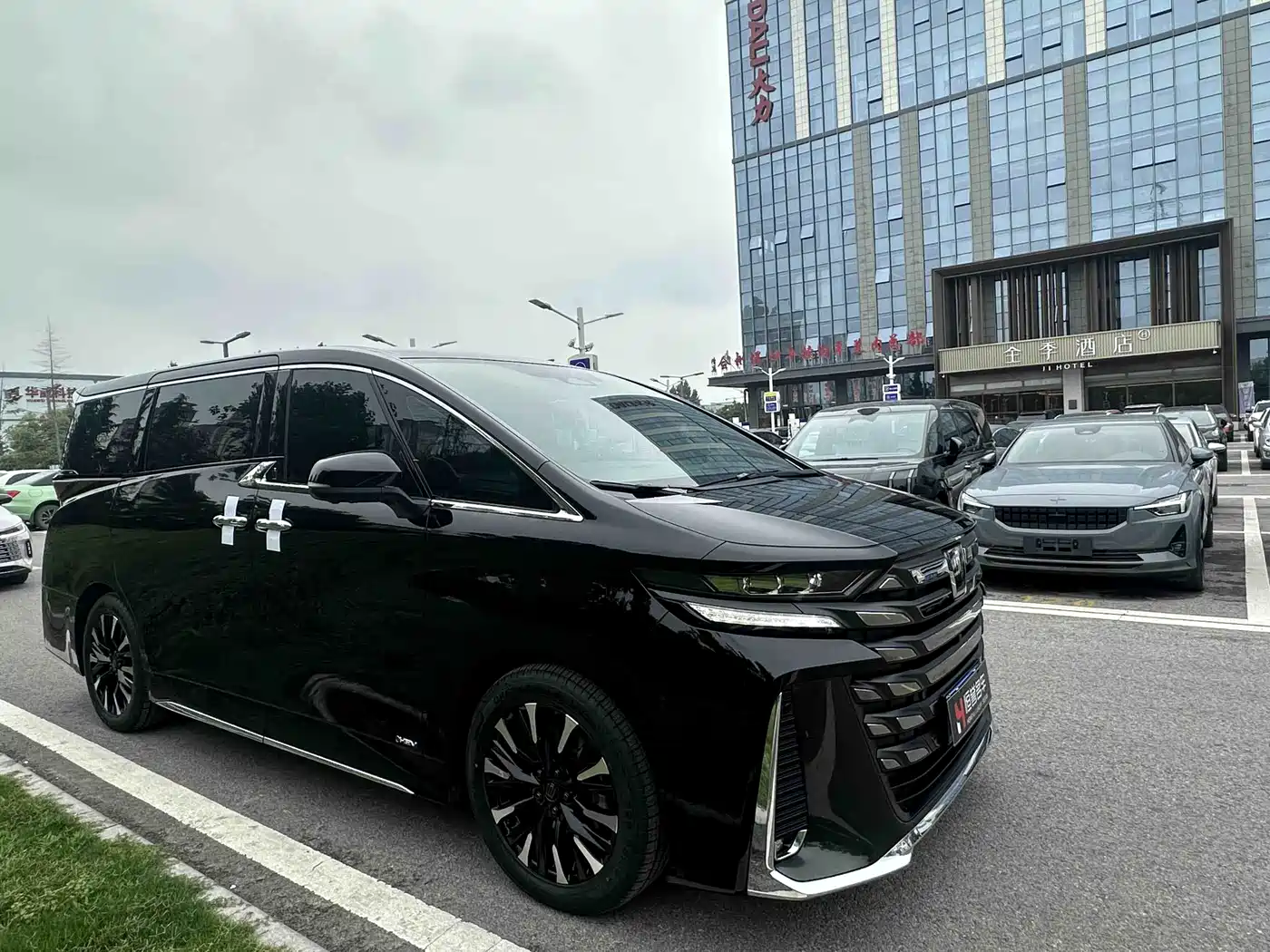 Toyota Vellfire 2024 Crown Hybrid 2.5L Executive Premium Edition фото 3