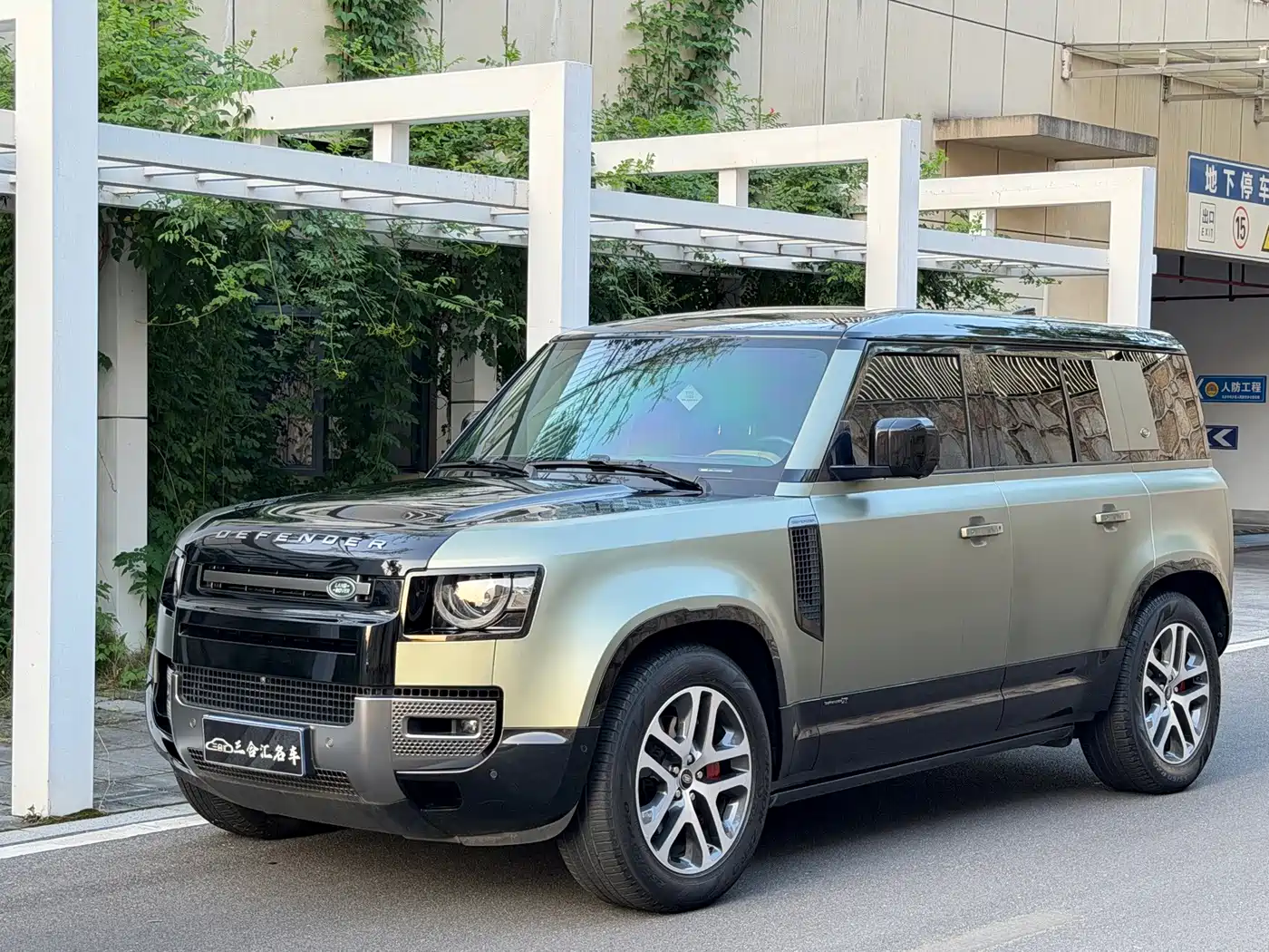 Фото 1 - Land Rover Defender