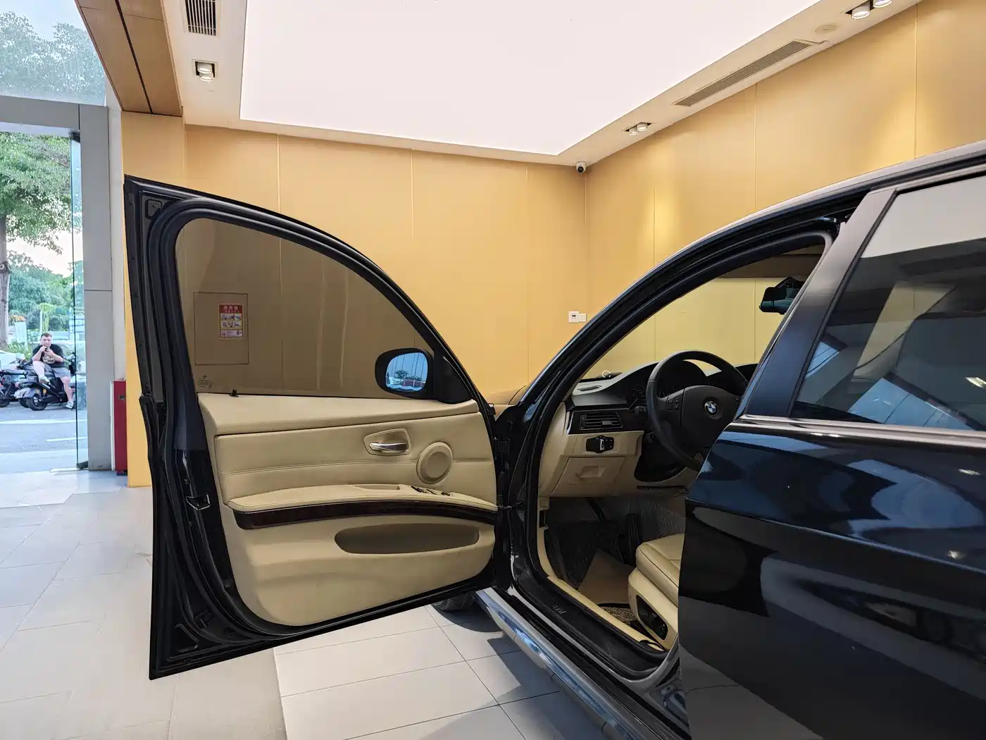 BMW 3 Series 2010 320i Luxury фото 8