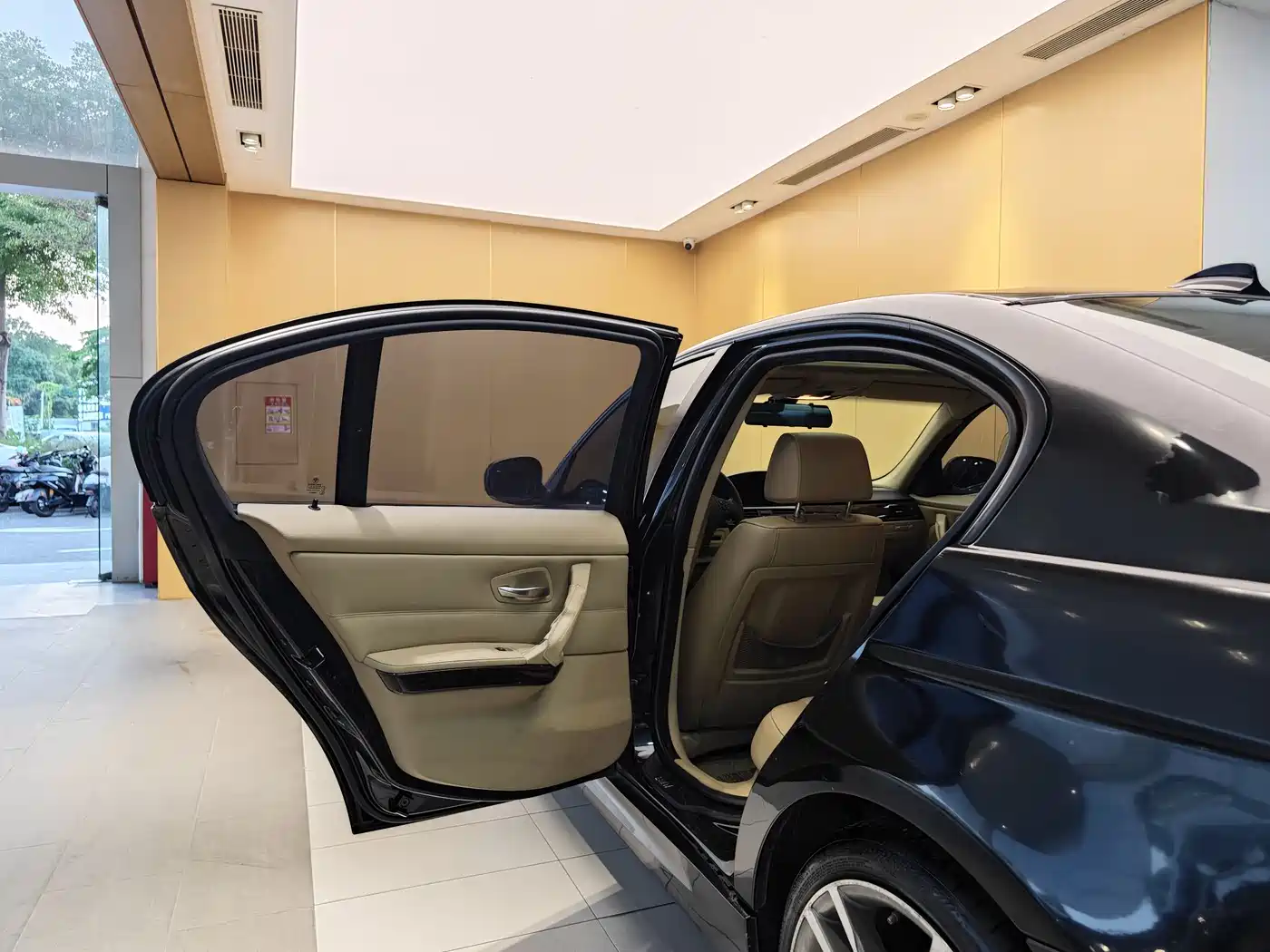 BMW 3 Series 2010 320i Luxury фото 22