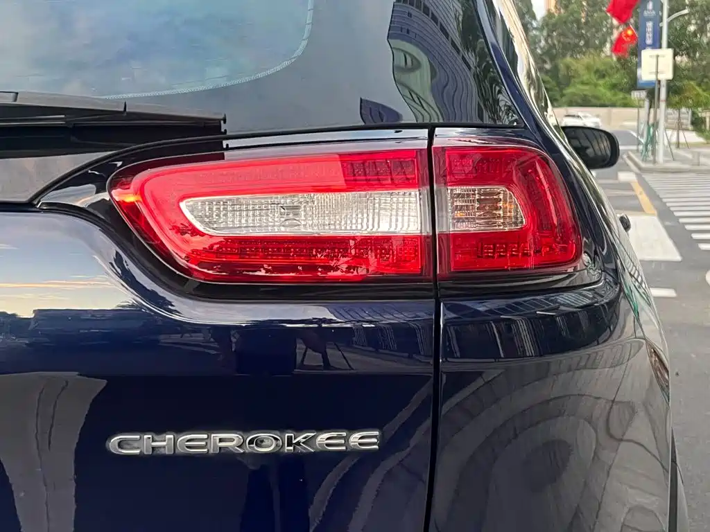 Фото 28 - Jeep Cherokee