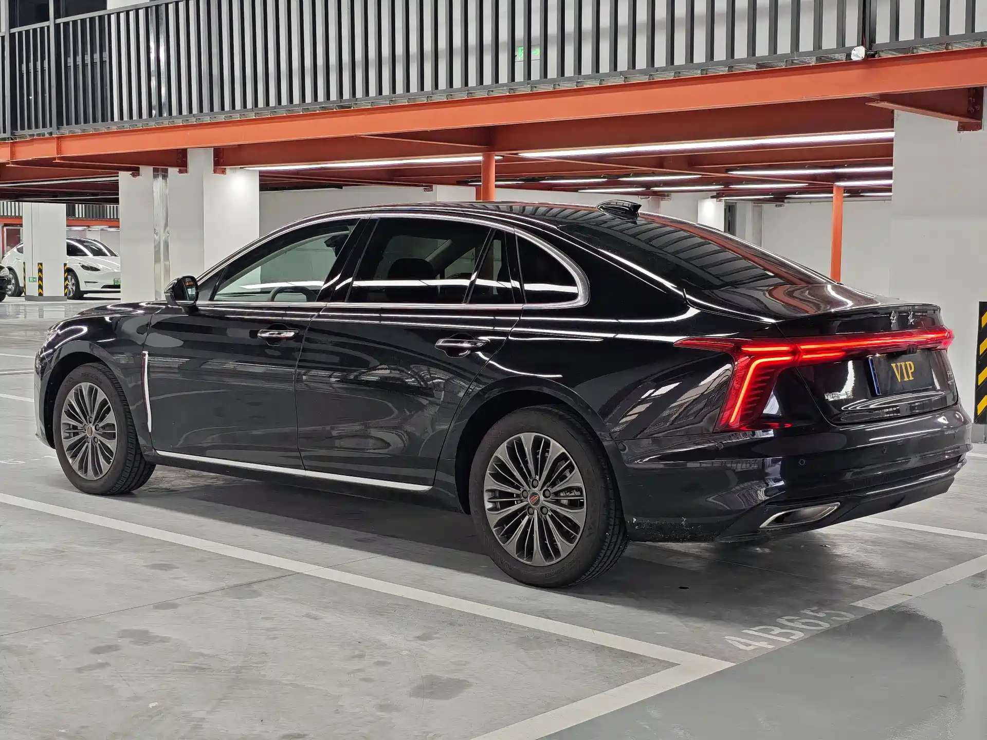 Фото 15 - Hongqi H5