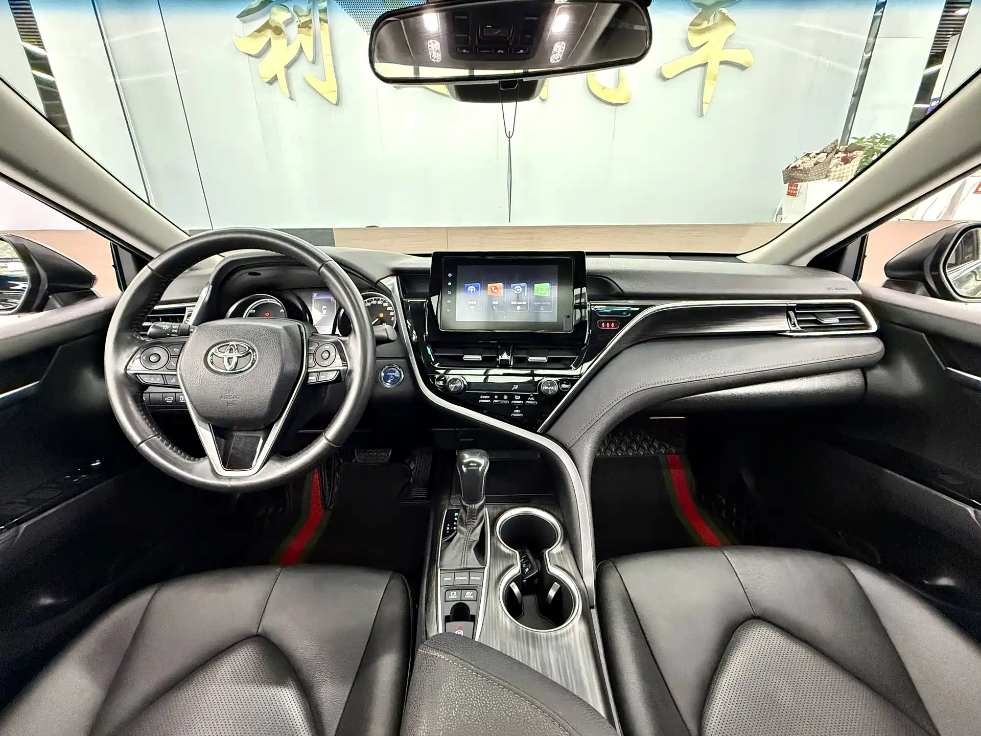 Фото 4 - Toyota Camry
