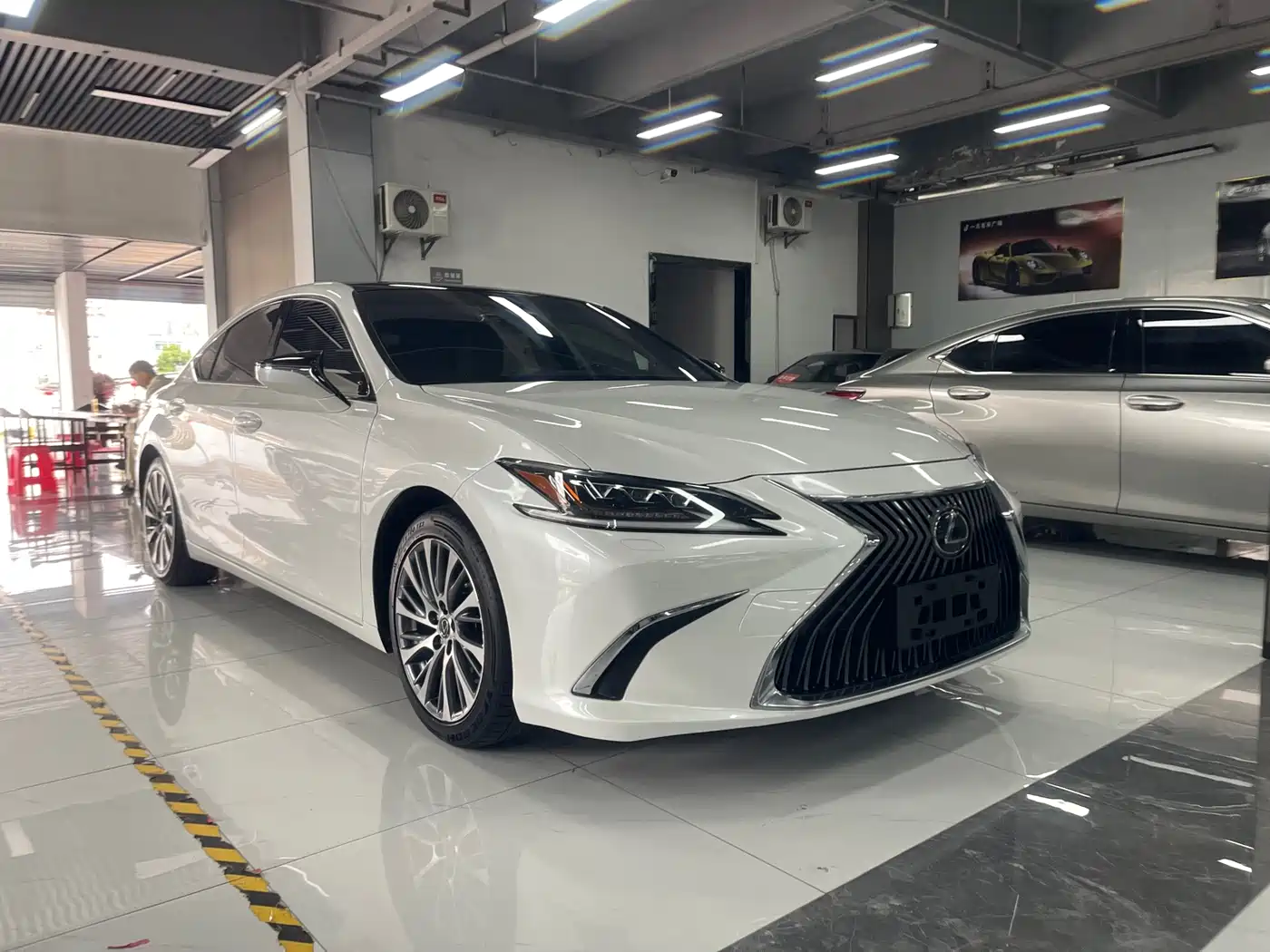 Photo 3 - Lexus ES