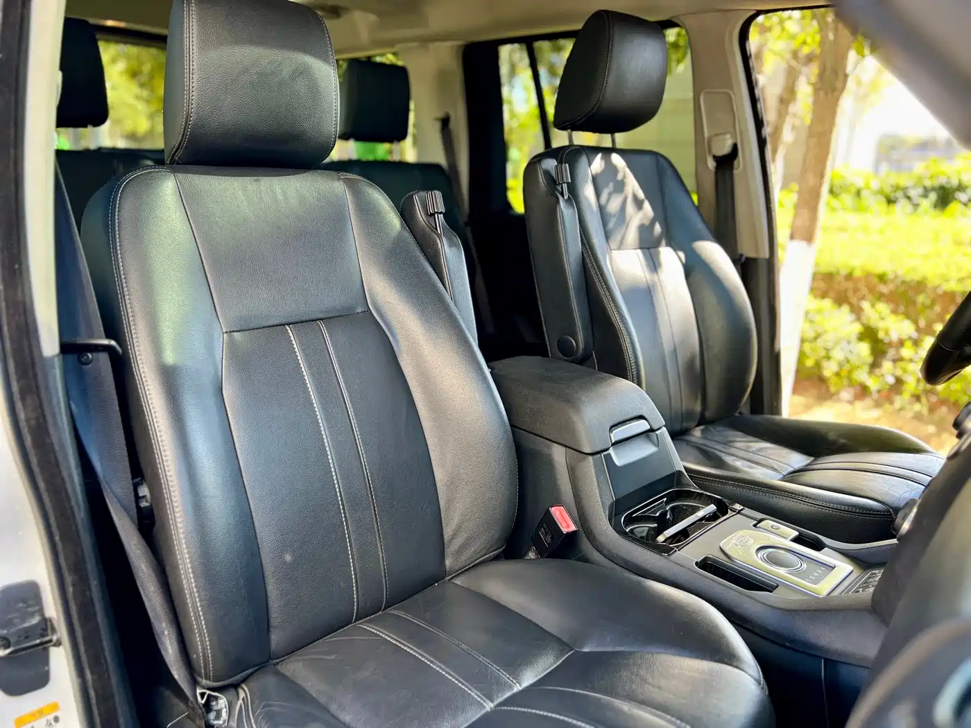 Land Rover Discovery 2015 3.0 SC V6 SE фото 18
