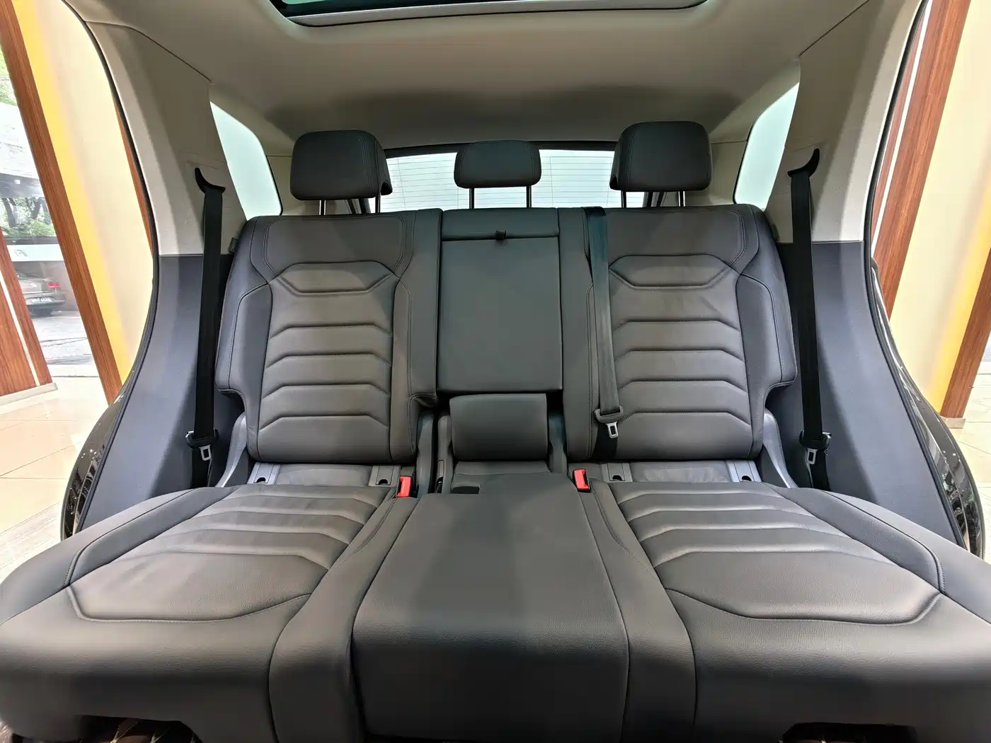 Volkswagen Touareg 2023 3.0TSI R-Line Black Sports Package фото 13