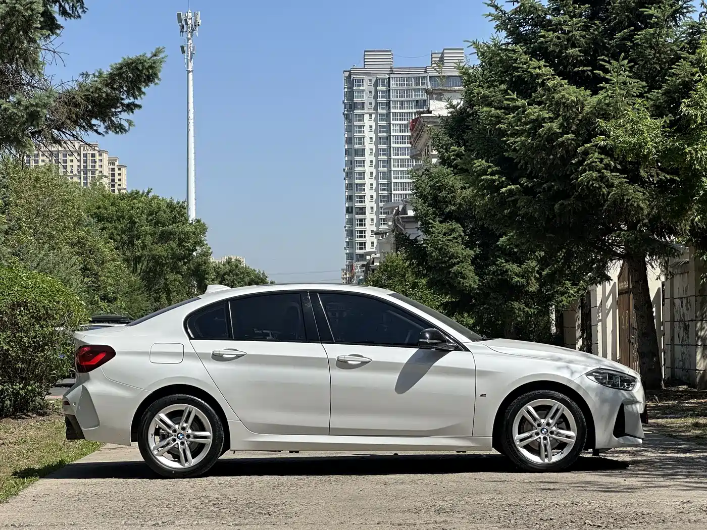 BMW 1 Series 2023 120i M Sport Shadow Edition фото 6