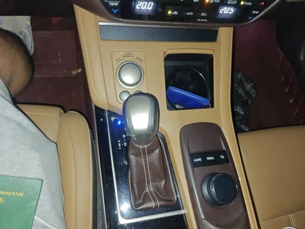 Фото 7 - Lexus ES