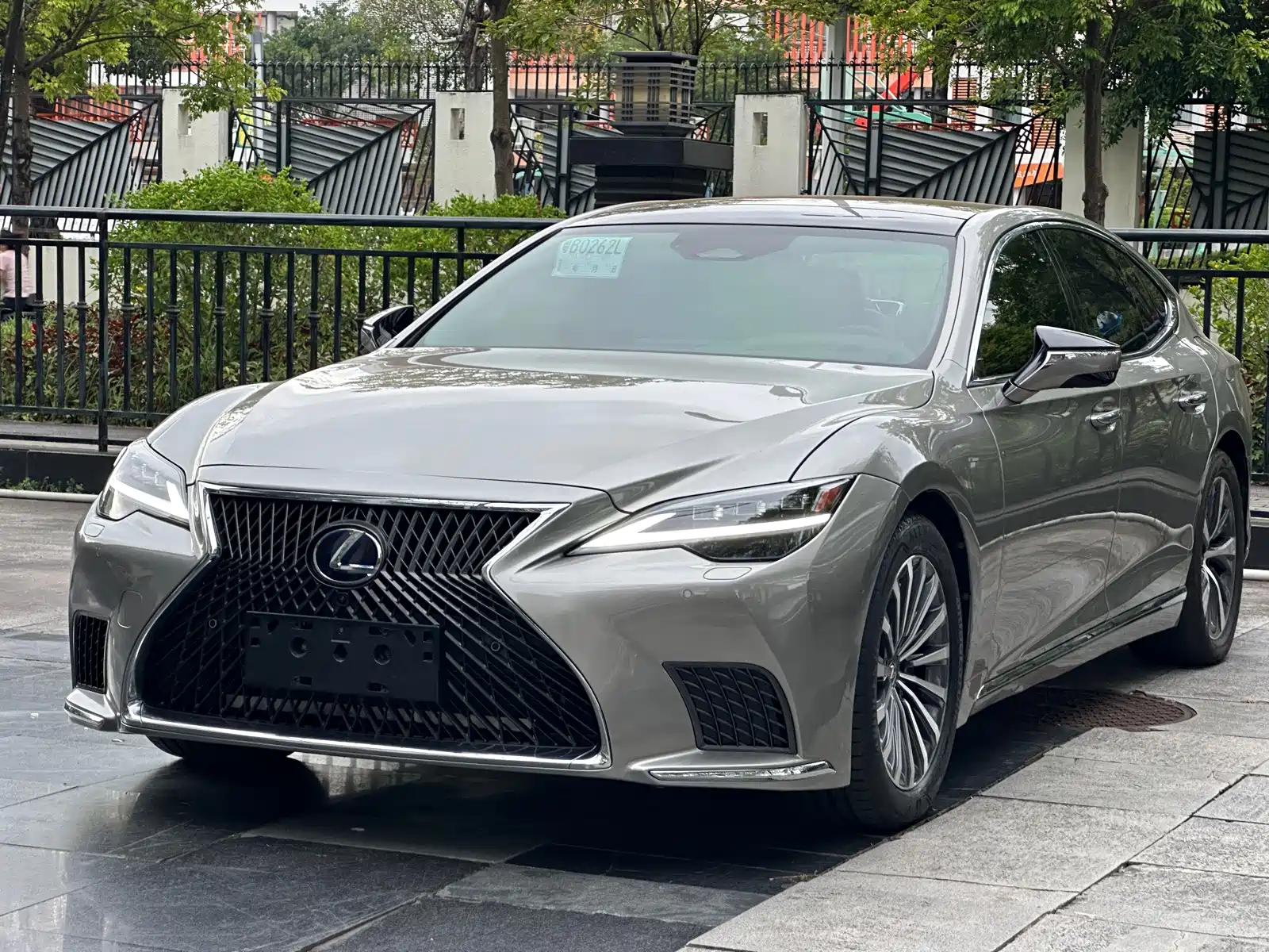 Фото 1 - Lexus LS