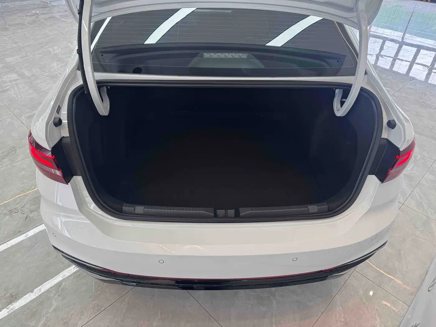 Volkswagen Lavida 2024 Model 300TSI DSG Starlight Leading Edition фото 9