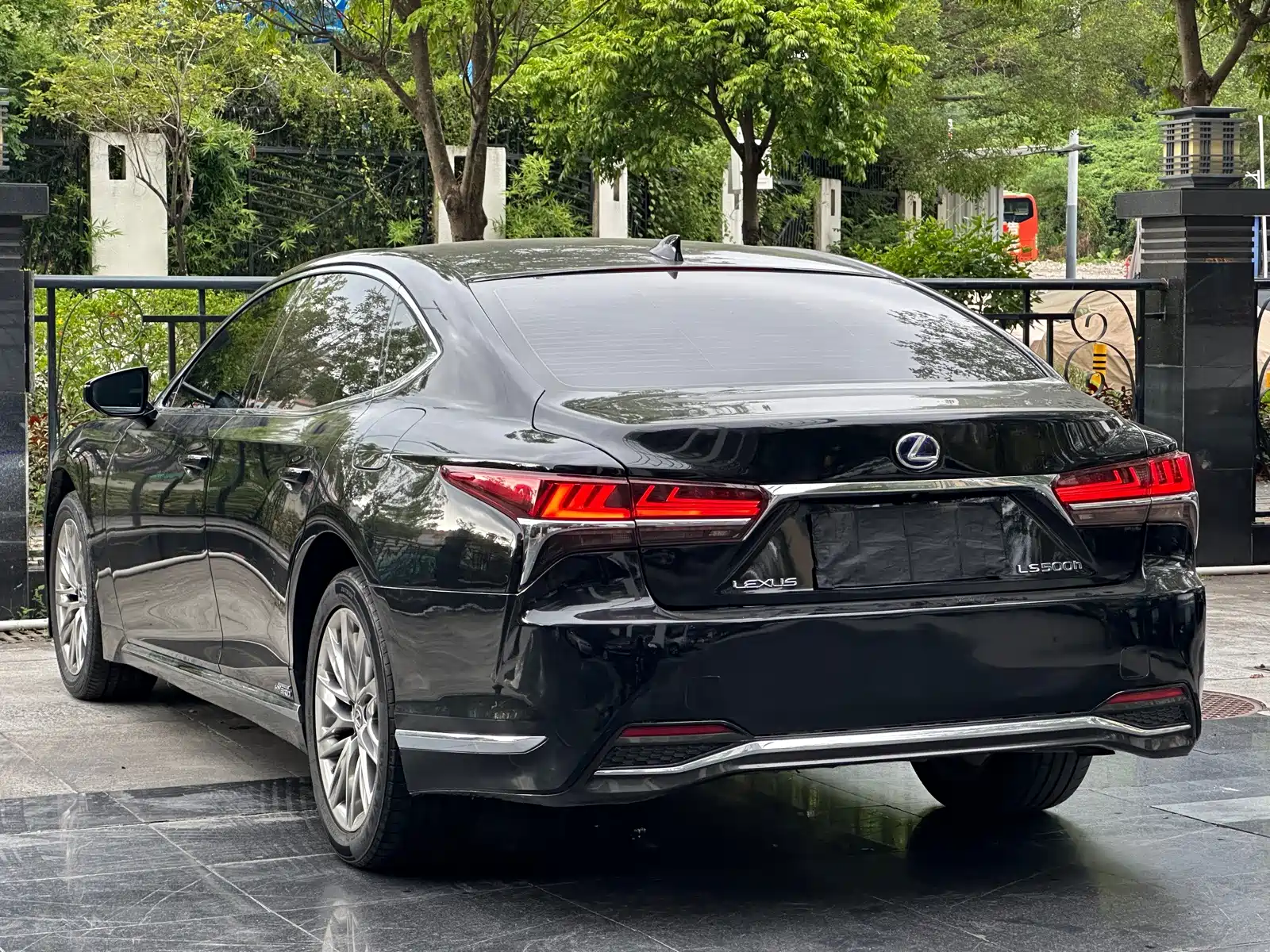 Фото 13 - Lexus LS