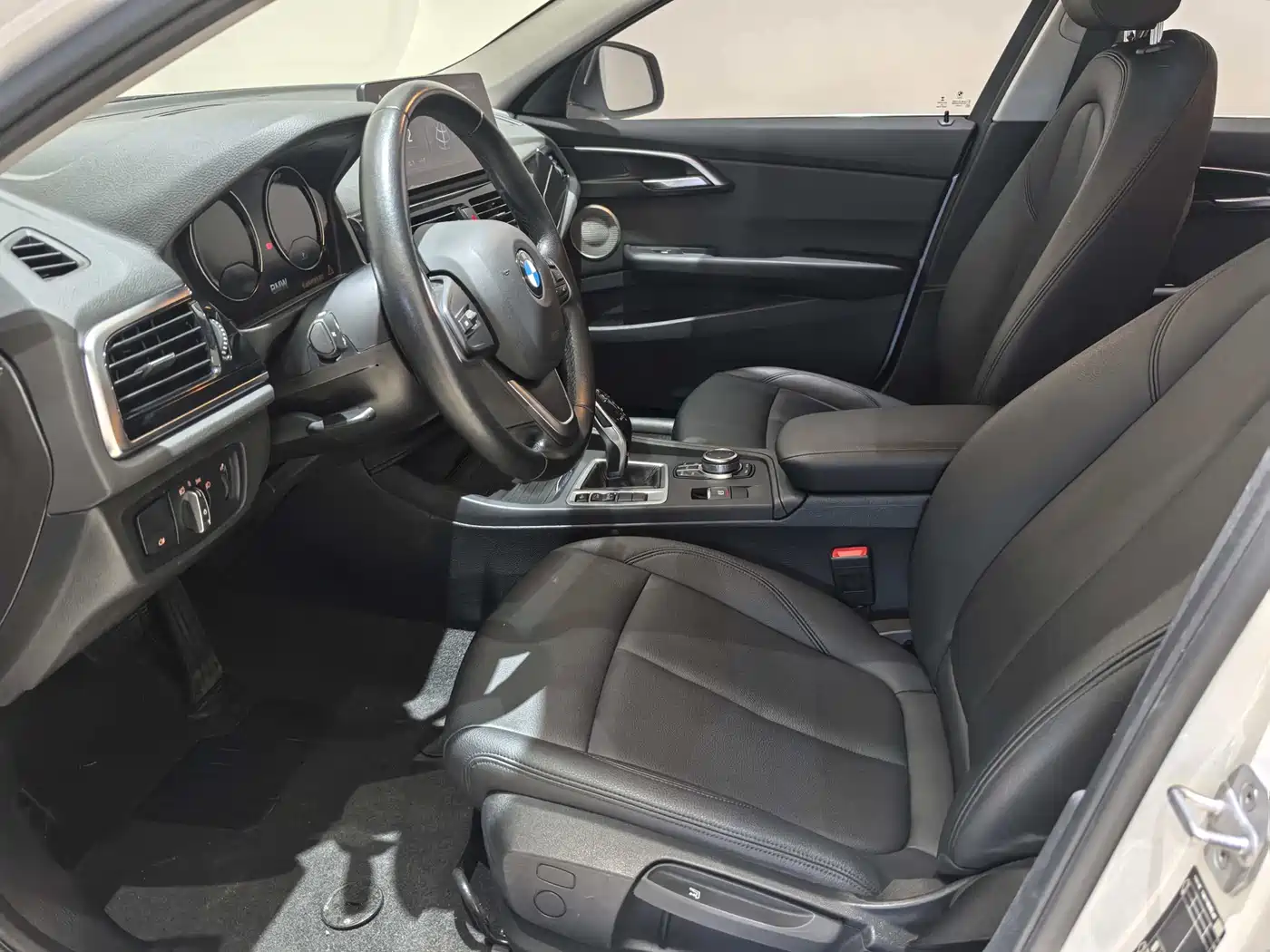 BMW 1 Series 2023 120i M Sport фото 3