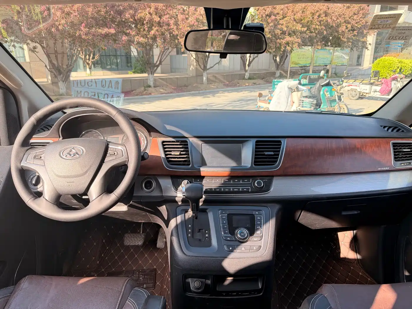 SAIC Maxus Maxus G10 2014 2.0T Automatic Luxury Executive Edition фото 13