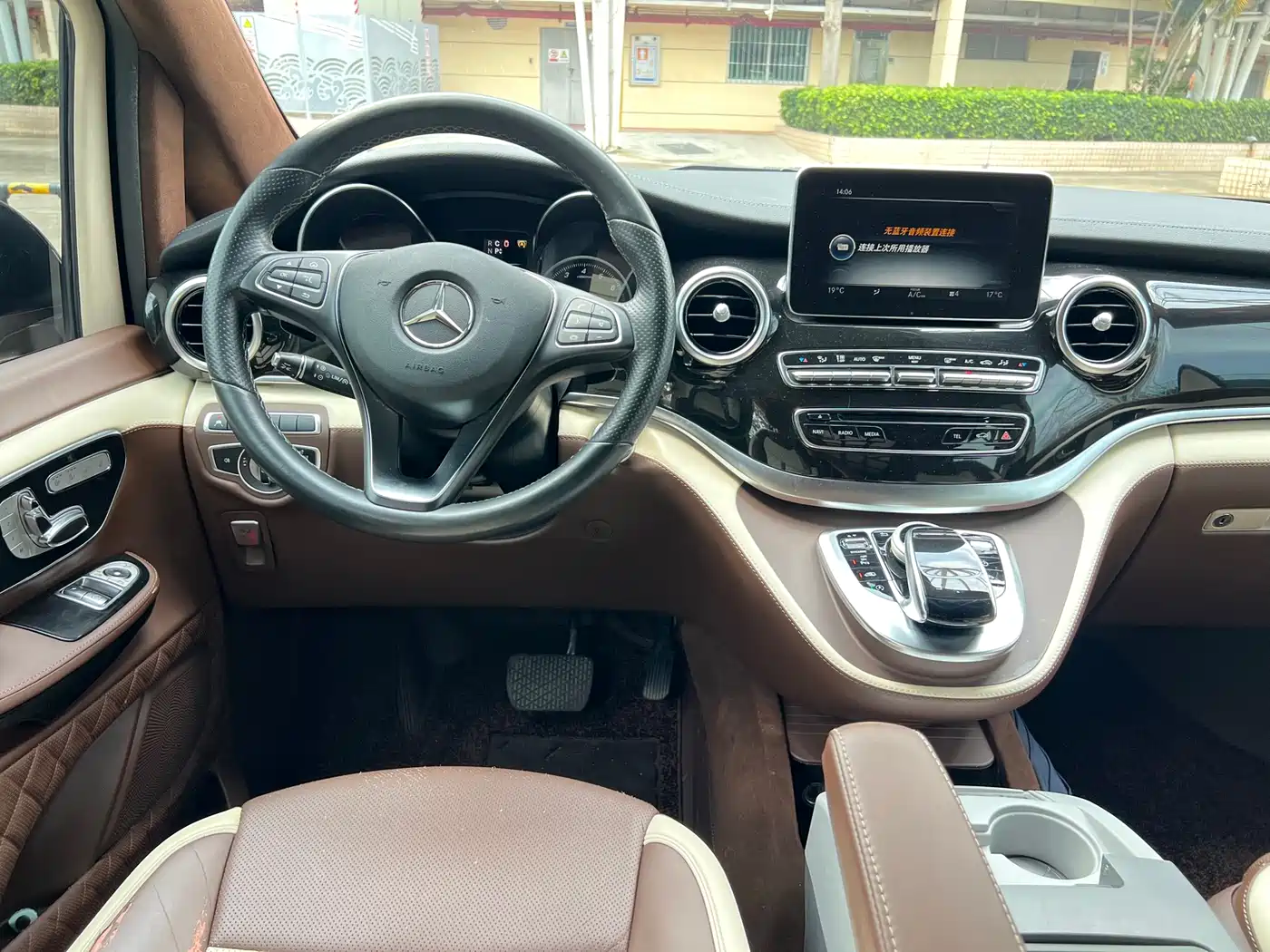 Mercedes-Benz V-Class 2018 V 260 L Premium Long Wheelbase Edition China VI фото 14