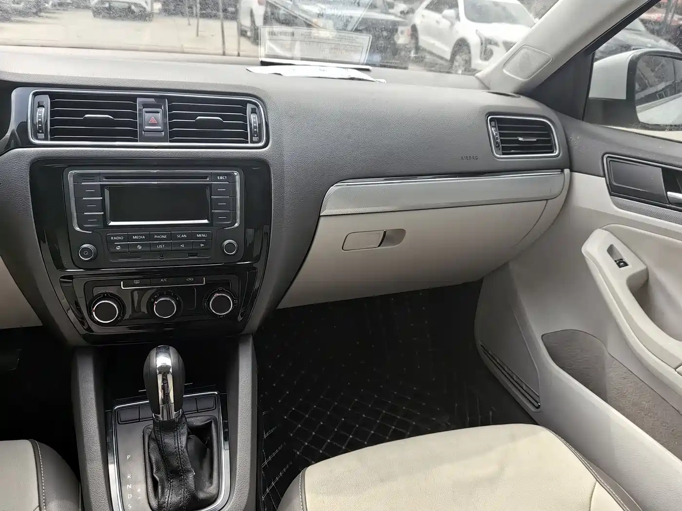 Volkswagen Sagitar 2015 1.6L Automatic Comfort фото 13