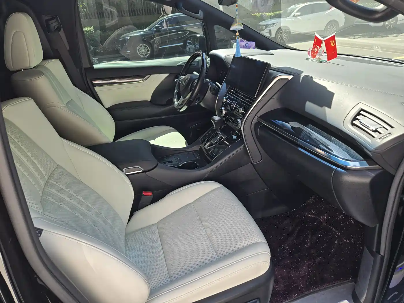 Lexus LM 2020 300h 4-Seat Imperial Edition фото 11
