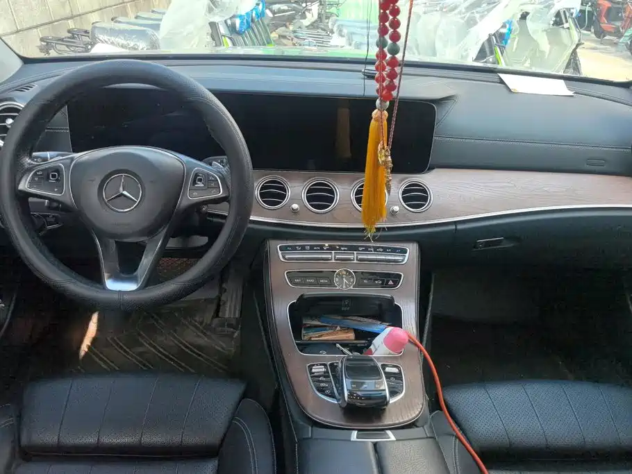 Photo 12 - Mercedes-Benz E-Class