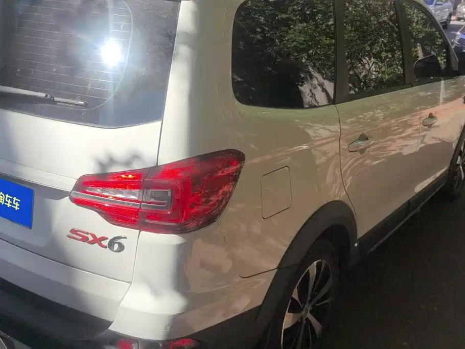 Dongfeng Fengxing Fengxing SX6 2020 2019 1.5T CVT Comfort China V