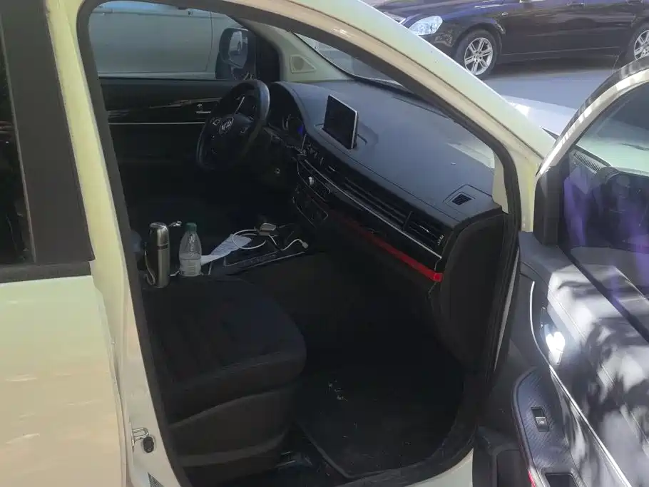Dongfeng Fengxing Fengxing SX6 2020 2019 1.5T CVT Comfort China V