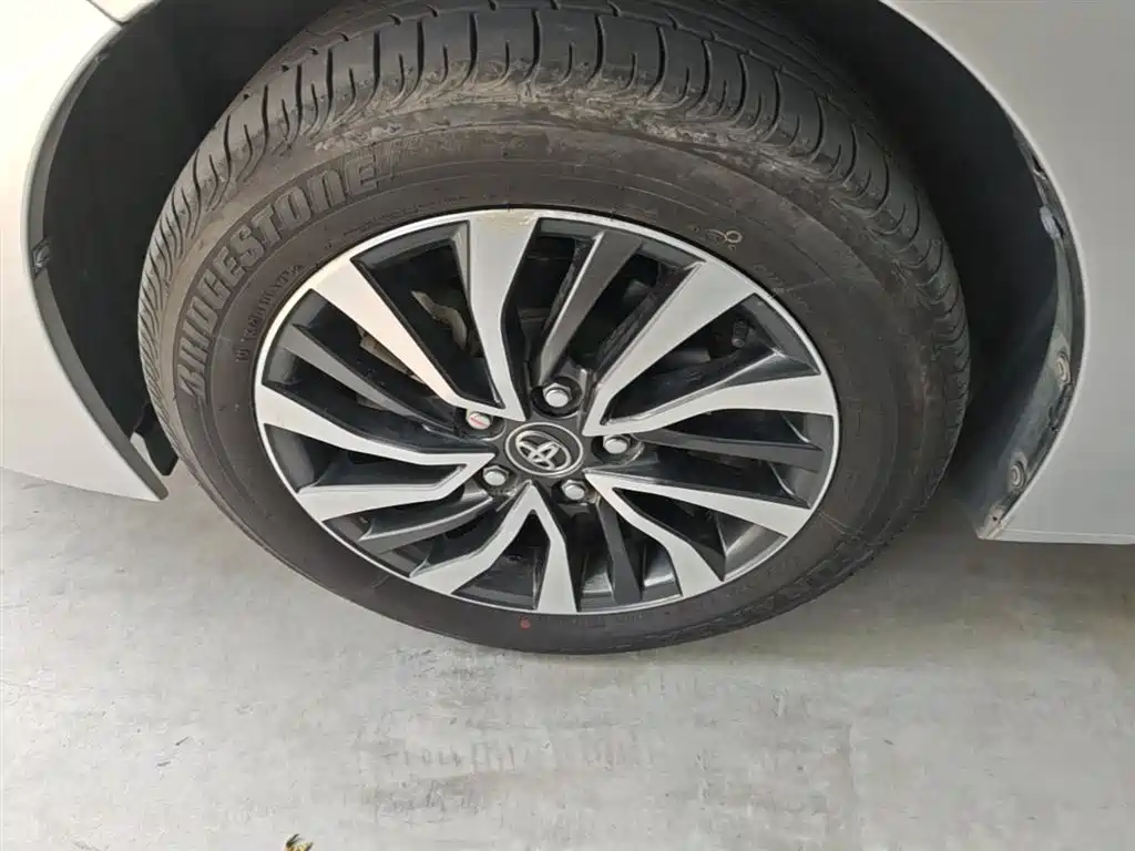 Toyota Corolla 2017 Facelift Hybrid 1.8L E-CVT Elite Edition фото 23
