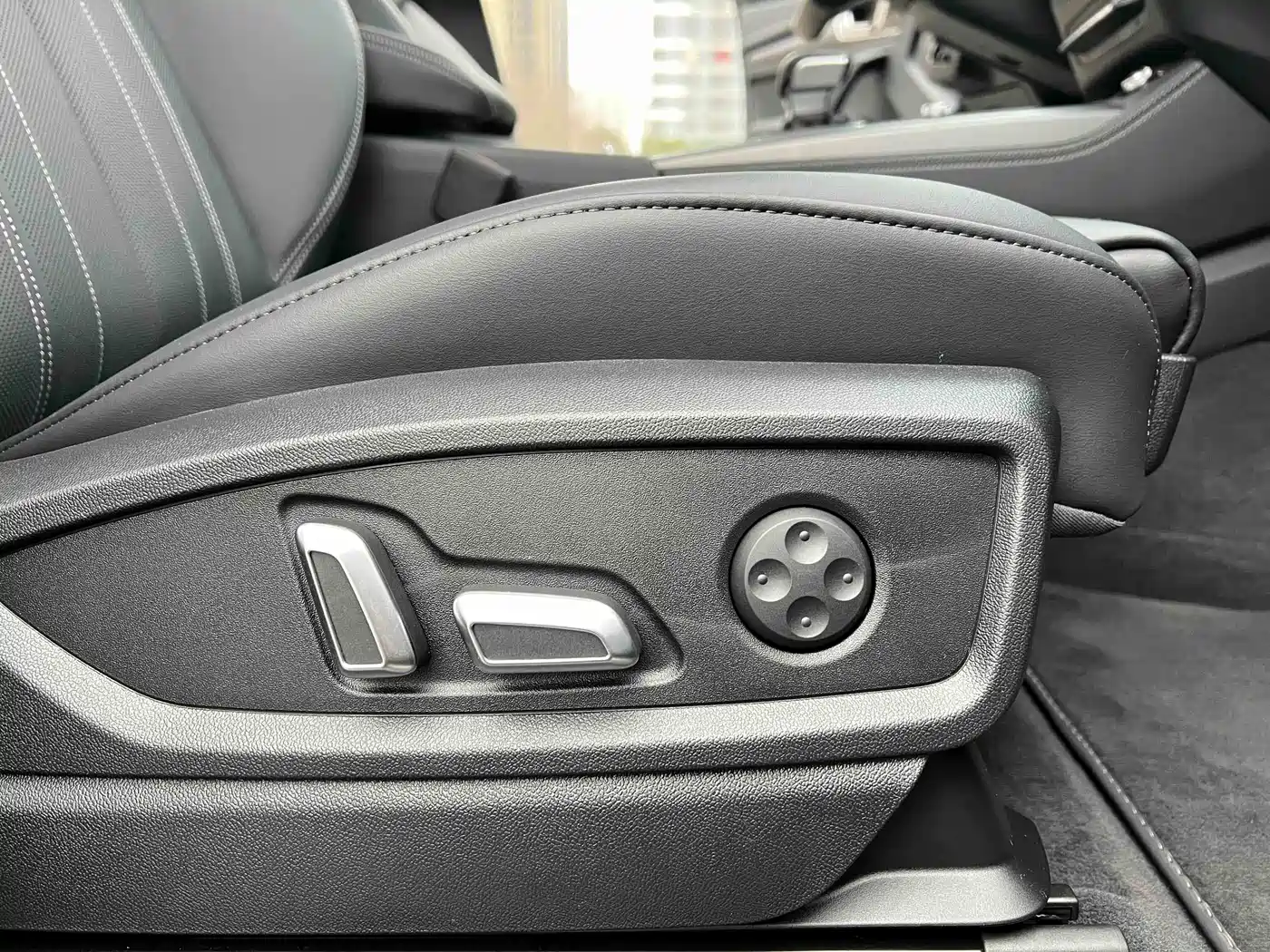 Audi Q5L 2024 Model 40 TFSI Luxury Dynamic фото 13