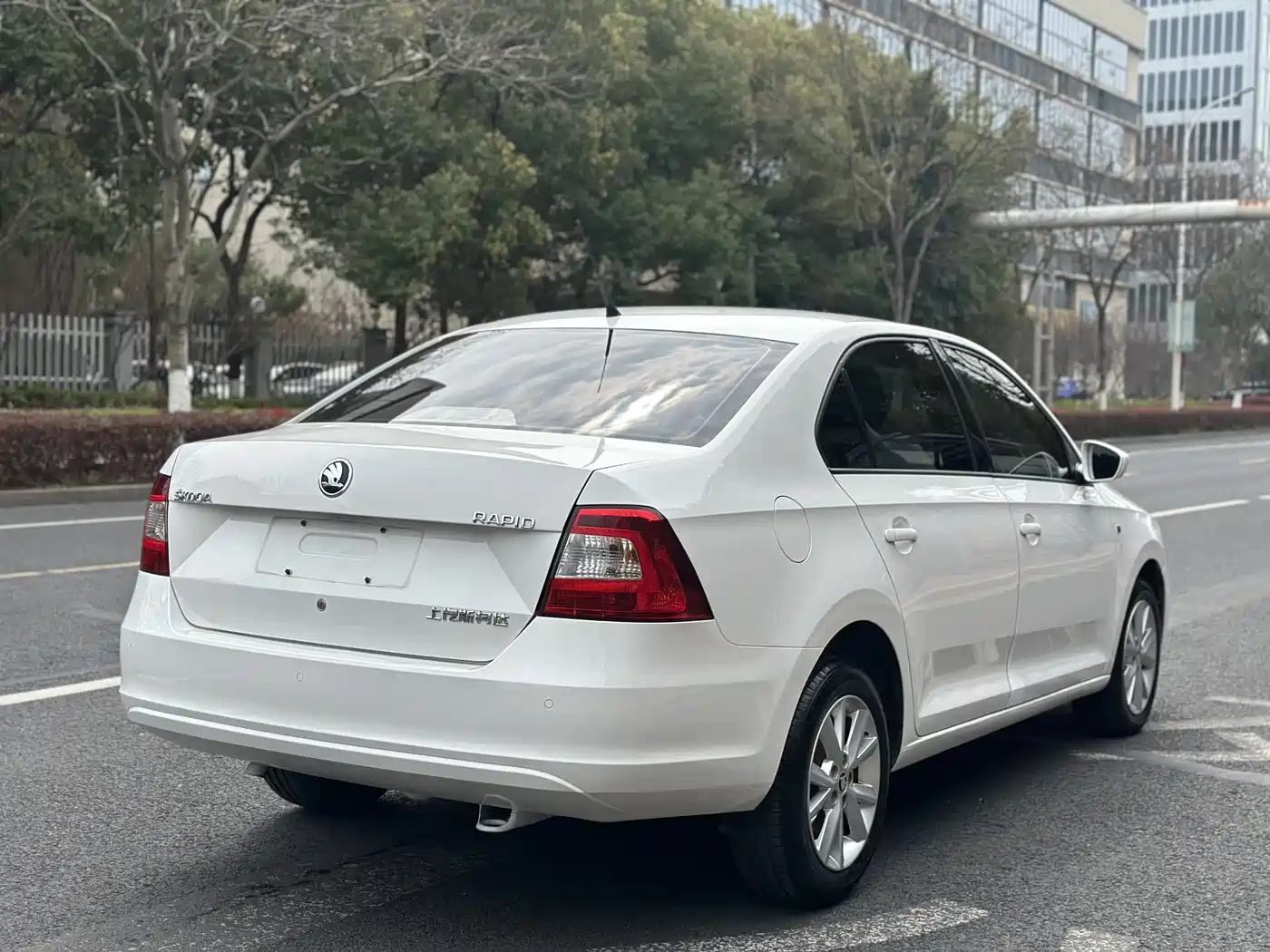 Škoda Rapid 2016 1.6L Automatic Pioneer Edition фото 4