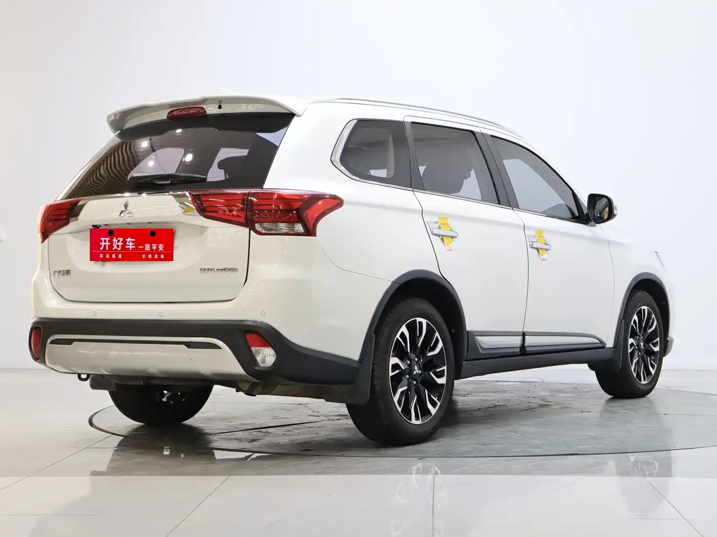 Mitsubishi Outlander 2019 2.4L 4WD Deluxe Edition 5-Seater China VI фото 4