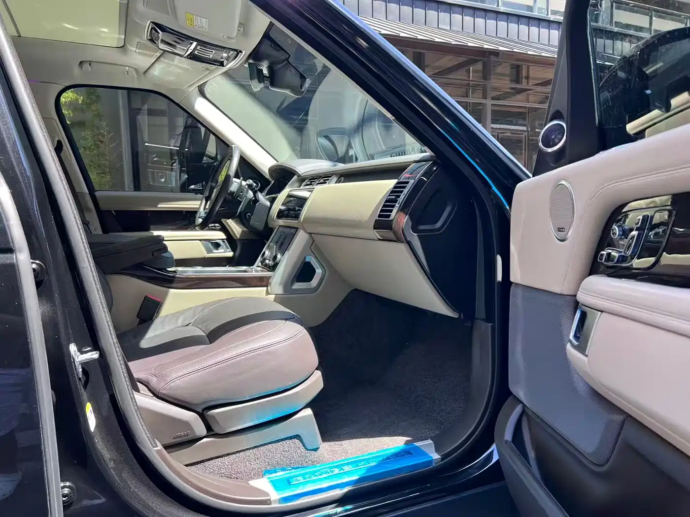 Land Rover Range Rover 2022 3.0 L6 400PS Heritage Extended Classic Edition фото 15
