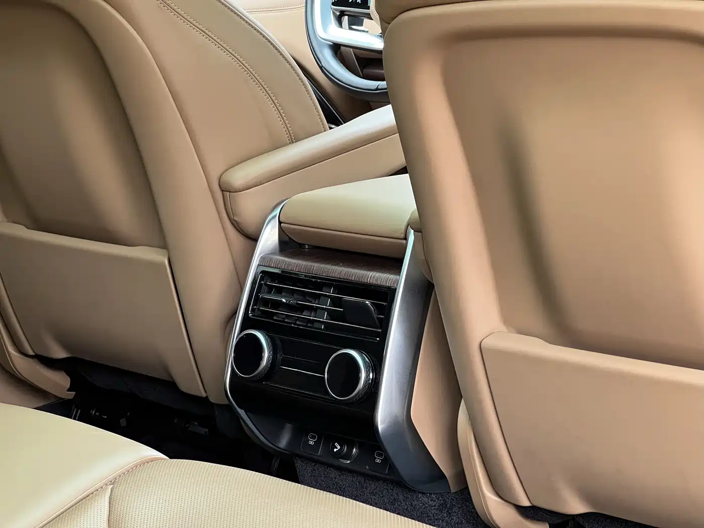 Land Rover Range Rover 2023 3.0 L6 360PS Golden Age Edition фото 22