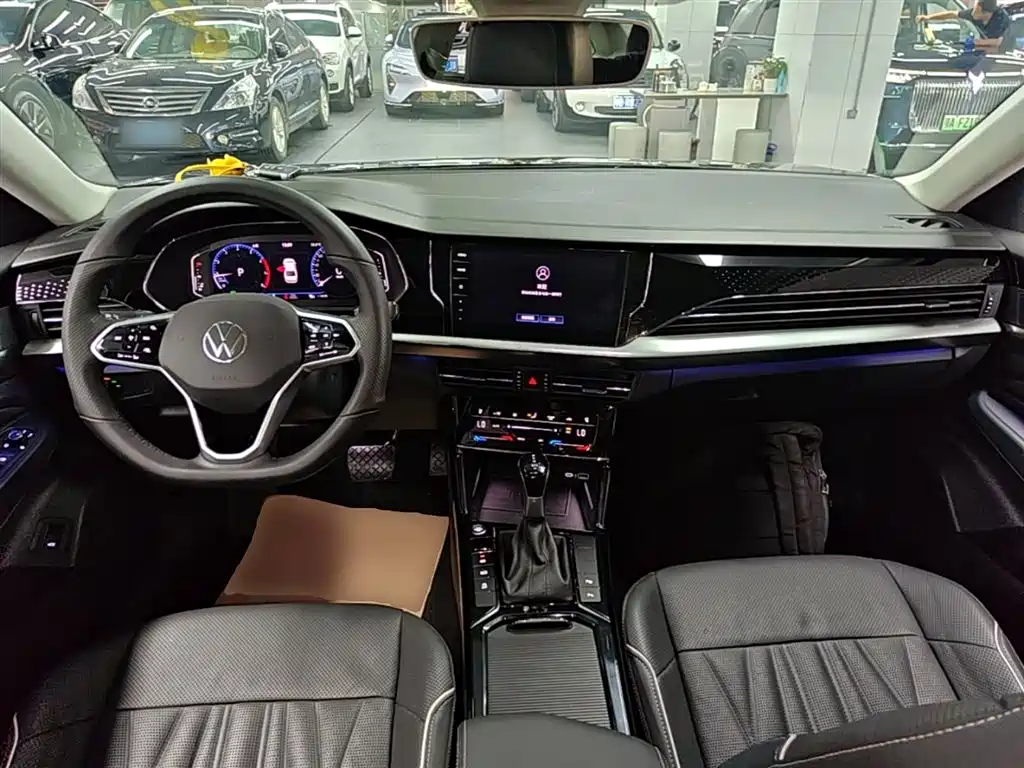 Volkswagen Passat 2022 330TSI Starlight Luxury Edition фото 10