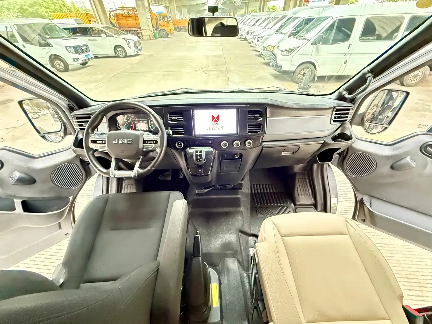 Jiangling JMC Fushun 2024 2025 Model 2.0T 8AT Diesel Medium Wheelbase Low Roof Commercial MPV 5/6 Seats