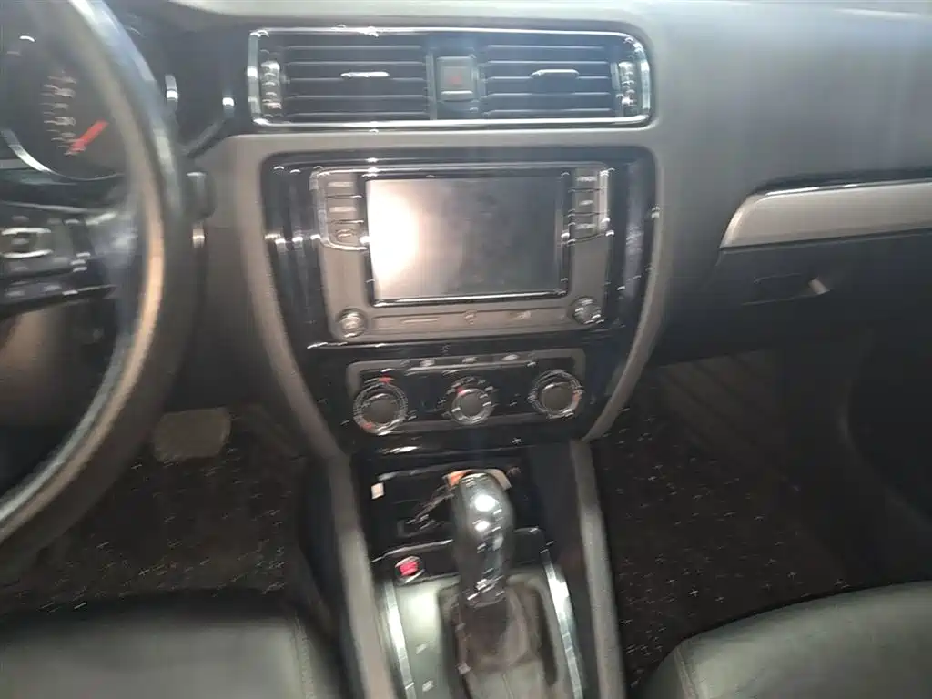 Volkswagen Sagitar 2018 1.6L Automatic Comfort фото 13