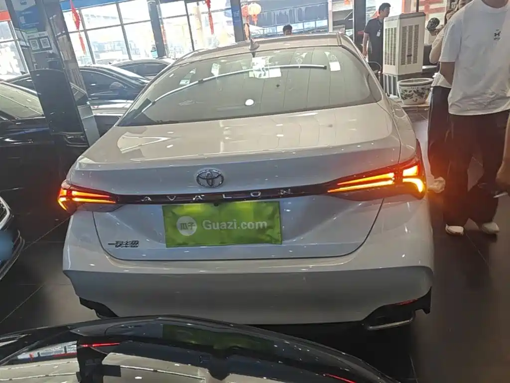 Toyota Avalon 2023 2.0L Premium Selection фото 6