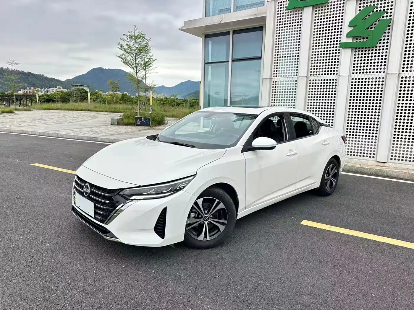Nissan Sylphy 2024 2023 1.6L CVT Deluxe Edition