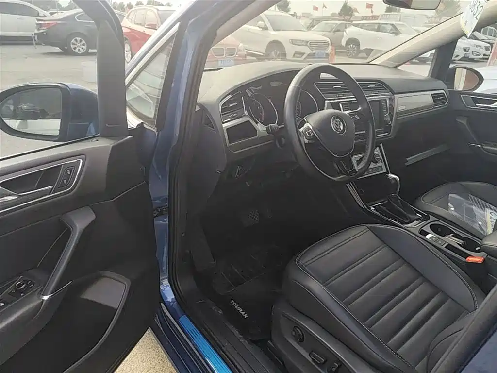 Volkswagen Touran 2018 Touran L 280TSI DSG Luxury 7-seater фото 16