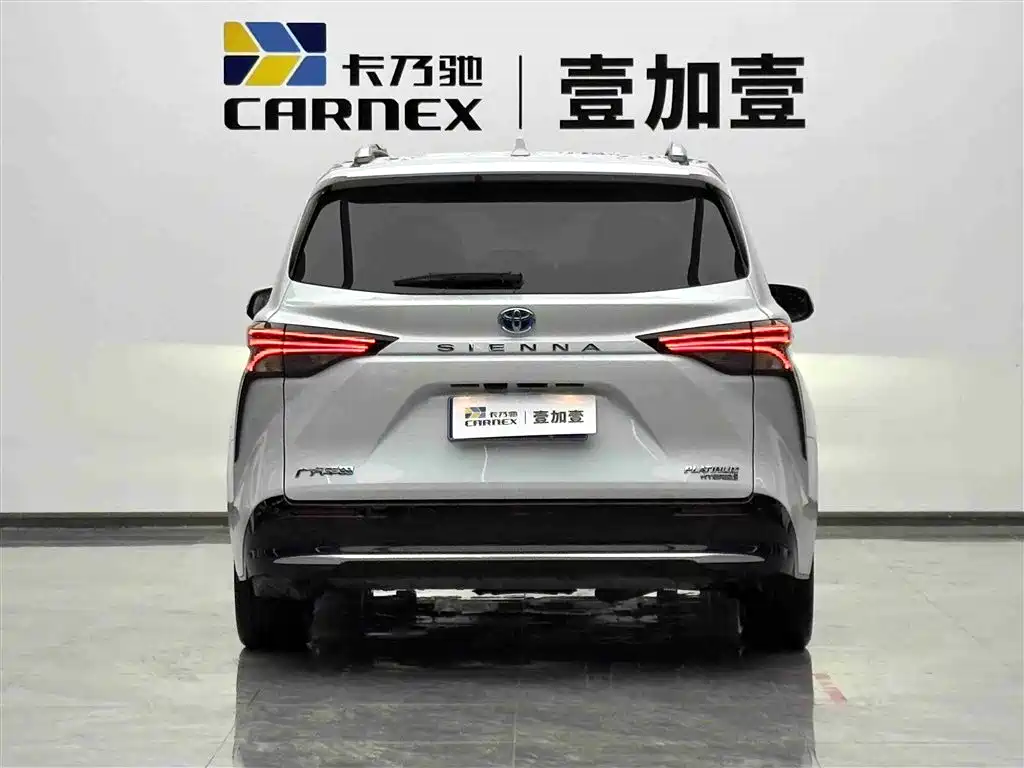 Toyota Sienna 2023 2.5L Hybrid Platinum Edition фото 17