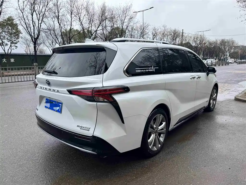 Toyota Sienna 2023 2.5L Hybrid Platinum Edition фото 27