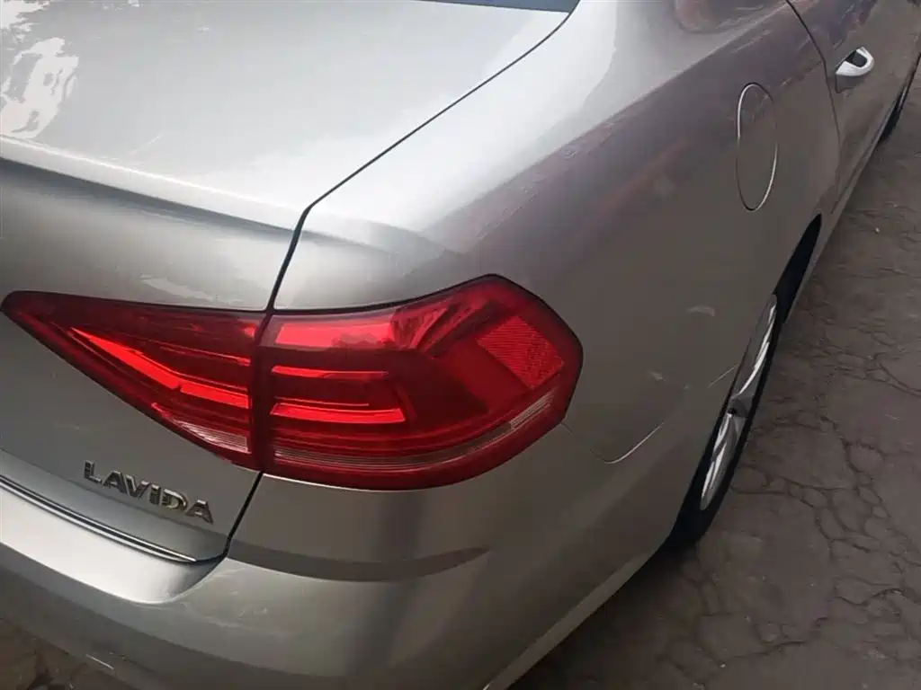 Volkswagen Lavida 2017 1.6L Automatic Comfort Edition фото 8